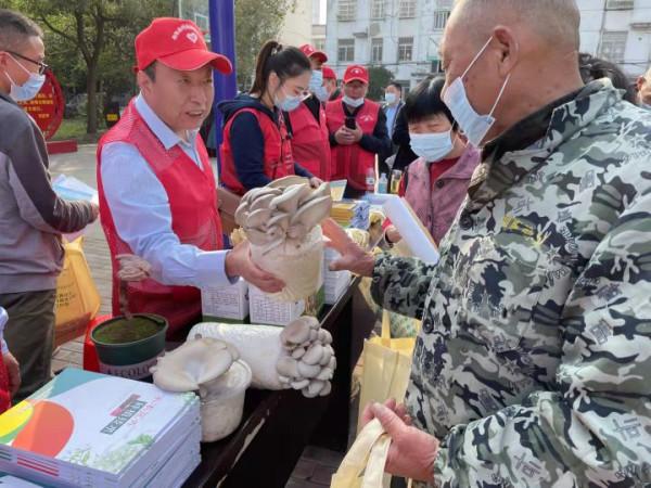 中國好人、科技特派員、蘑菇大王丁倫保參加科技“三下鄉”活動