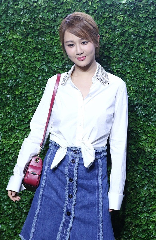 楊紫身穿襯衫配吊帶裙，看起來有點乖，好有“鄰家妹妹”的感覺