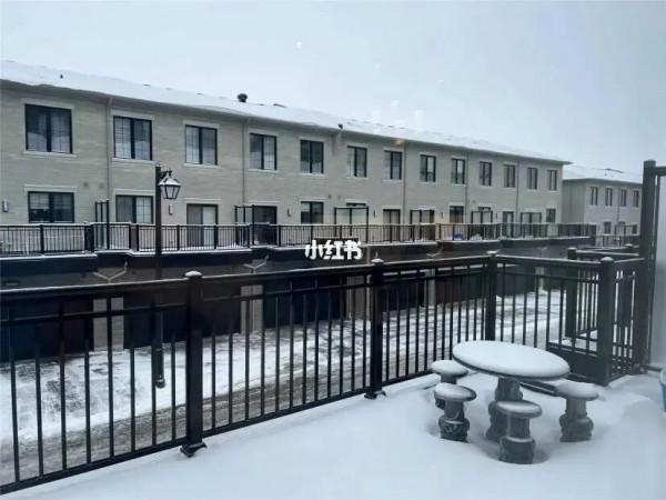 多倫多列治文山 帶電梯三層鎮屋 兩年新