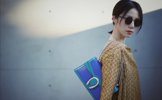 孫莉攜小女兒走機場，西裝配牛仔褲簡約十足，母女倆顏值都高