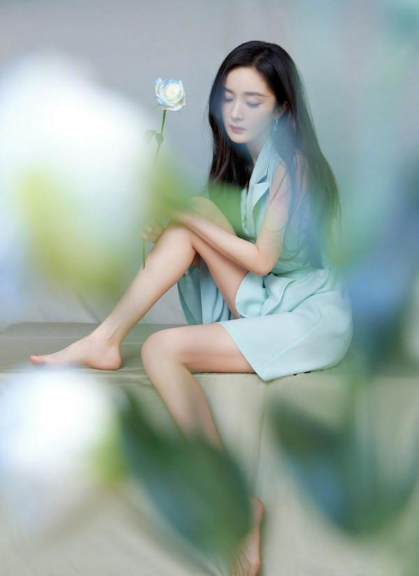 楊冪國風新造型溫婉可人 手拿團扇半遮面美翻了 楊冪國風新造型溫婉可人 手拿團扇半遮面美翻了