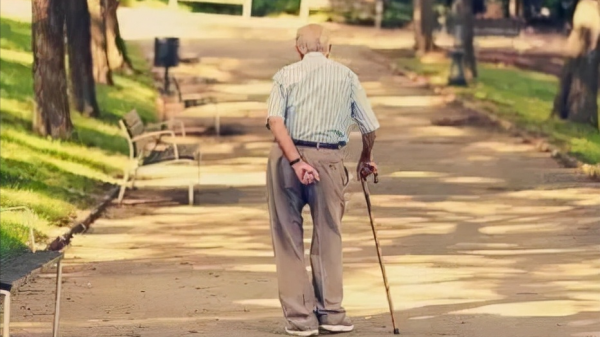 老年人下肢無力，有常見5個原因，該怎樣預防和應對，醫生告訴您