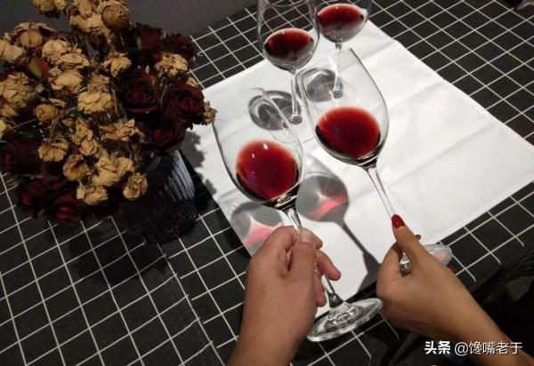 喝紅酒時,為什麼要先“搖一搖”酒杯?看完真是漲見識啊 喝紅酒時,為什麼要先“搖一搖”酒杯?看完真是漲見識啊