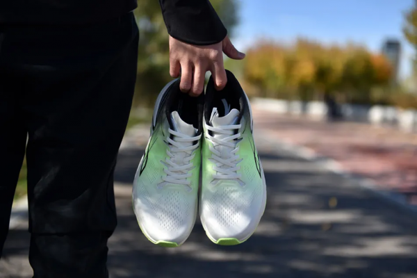 這雙專為柏油路而“生”的跑鞋,它在包裹和耐磨上到底有多香? 這雙專為柏油路而“生”的跑鞋,它在包裹和耐磨上到底有多香?