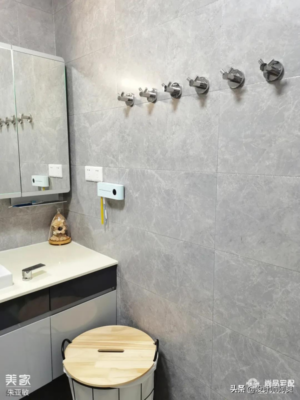 玄關打了4個櫃子,全屋還有10個,這位姐姐是狠人實錘了 玄關打了4個櫃子,全屋還有10個,這位姐姐是狠人實錘了