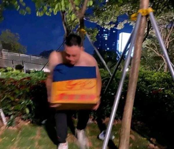 可憐貓媽在路邊叫“救命”,善良小哥趕緊跟它走,貓:救救我孩子 可憐貓媽在路邊叫“救命”,善良小哥趕緊跟它走,貓:救救我孩子