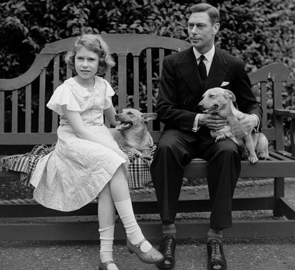 93歲女王冬天也光腿，比小21歲的卡米拉優雅，現今卻不得不用柺杖