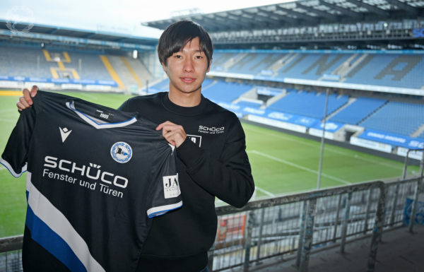 半程獨造8球，射門冷靜犀利，25歲的日本邊鋒成了德甲隊的金靴