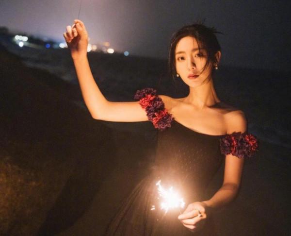 34屆金雞紅毯，張譯緊張到搓衣角，青年演員蹲下為陳道明“讓鏡”