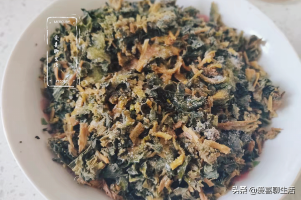 霜降後，我家常吃菜乾，泡一泡切碎上鍋蒸熟，清香撲鼻，簡單好吃