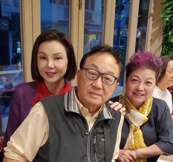 許冠文攜妻參加聚會,結婚49年仍恩愛,霍英東兒媳息影40年罕露面 許冠文攜妻參加聚會,結婚49年仍恩愛,霍英東兒媳息影40年罕露面