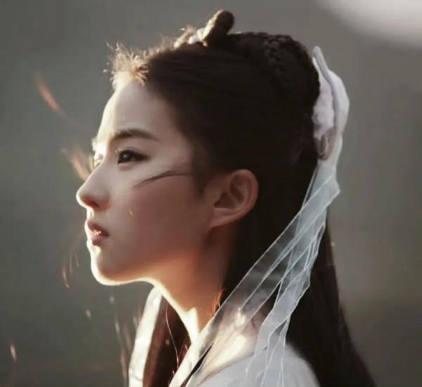 劉亦菲小龍女白衣舞劍舊照真的是仙女本人吧 劉亦菲小龍女白衣舞劍舊照真的是仙女本人吧