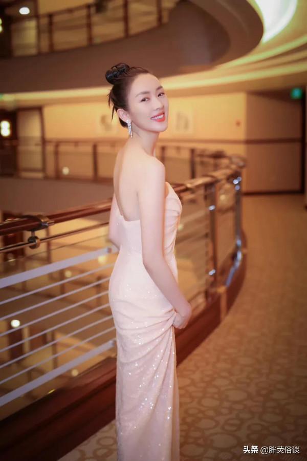 童瑤很喜歡展示鎖骨，氣質身材俱佳，就像年輕的章子怡