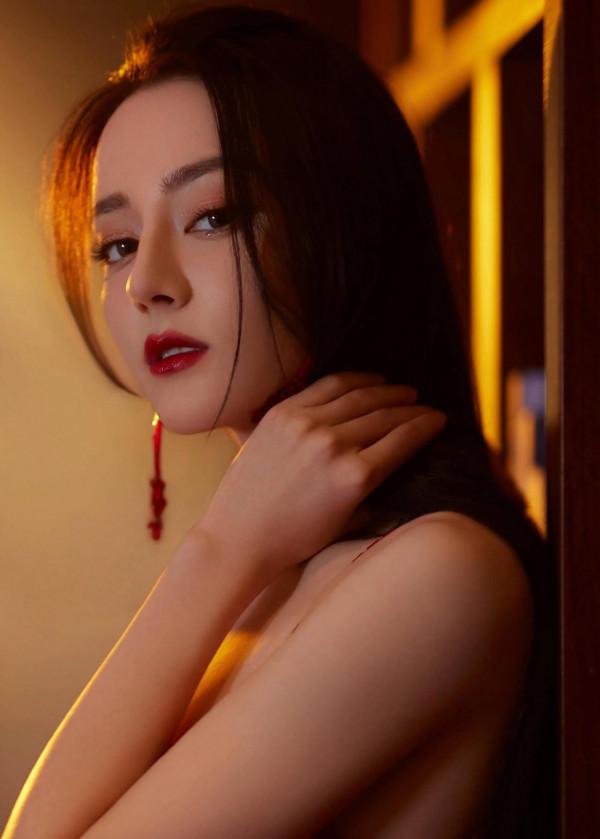 熱巴美出圈的禮服造型