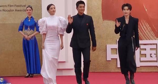 34屆金雞紅毯，張譯緊張到搓衣角，青年演員蹲下為陳道明“讓鏡”