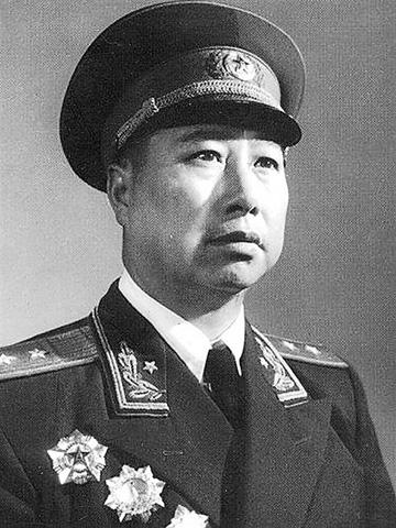 兩位軍區副司令都是中將，司令員卻無軍銜，被調出軍隊，活102歲