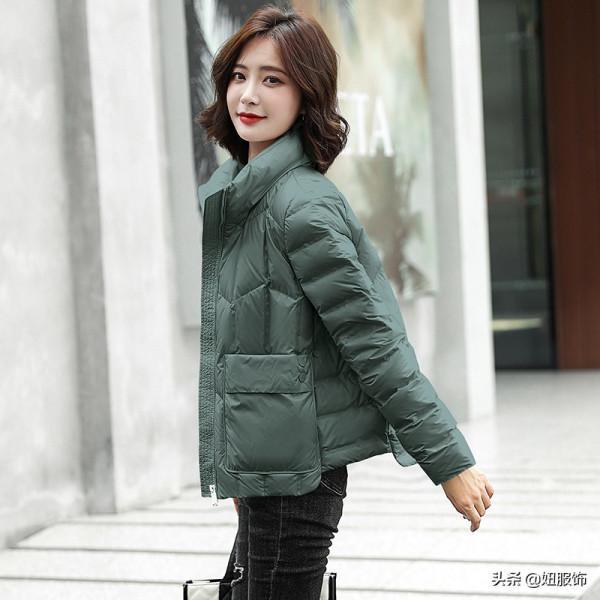 看看這幾款短款立領白鴨絨羽絨服，搭配短褲+長筒靴，高階又時髦