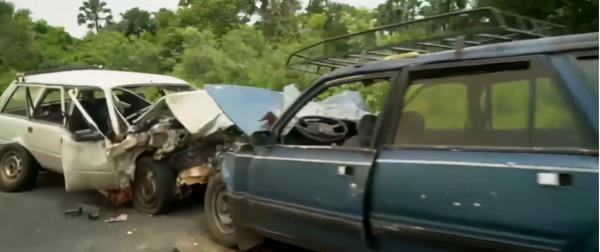 非洲堵車有多嚴重？收費站至少堵10天，公交車可以直接插隊走