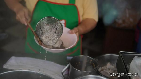 泰國疫情爆發後,第一次在路邊攤買早餐,覺得比米其林還香 泰國疫情爆發後,第一次在路邊攤買早餐,覺得比米其林還香