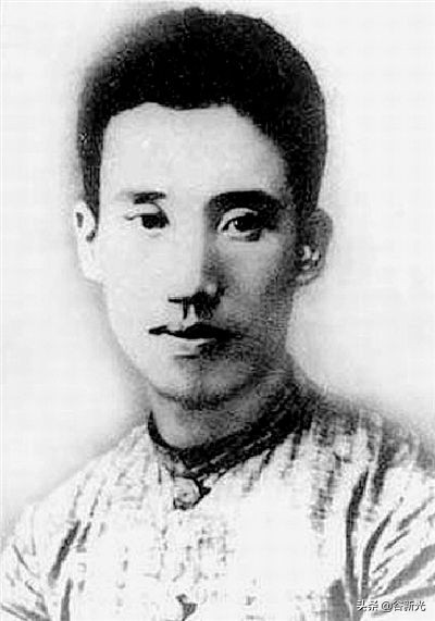 八一烽火耀南穹 赤色崢嶸有詩篇 八一烽火耀南穹 赤色崢嶸有詩篇