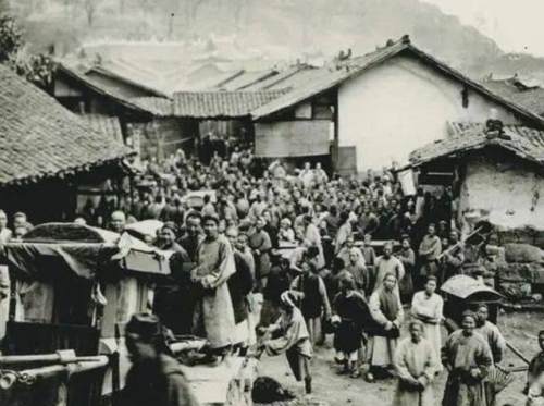 12歲少年被賣國外，娶白人美女，今後代800多人，形成“中國村”