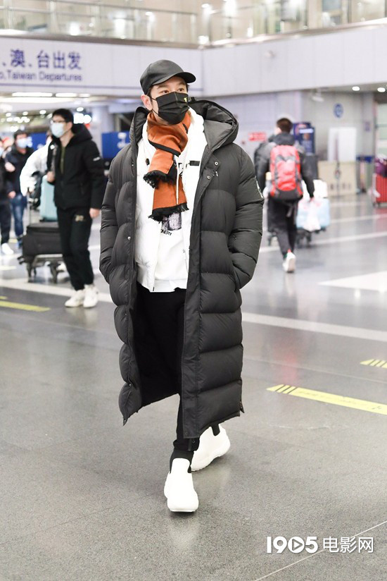 黃曉明離婚後首現身 穿長羽絨服獨自出行狀態好