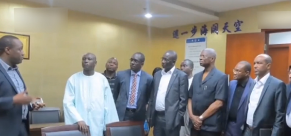 這個黑人在中國做生意成億萬富翁後,竟放棄當老闆,來報答中國 這個黑人在中國做生意成億萬富翁後,竟放棄當老闆,來報答中國