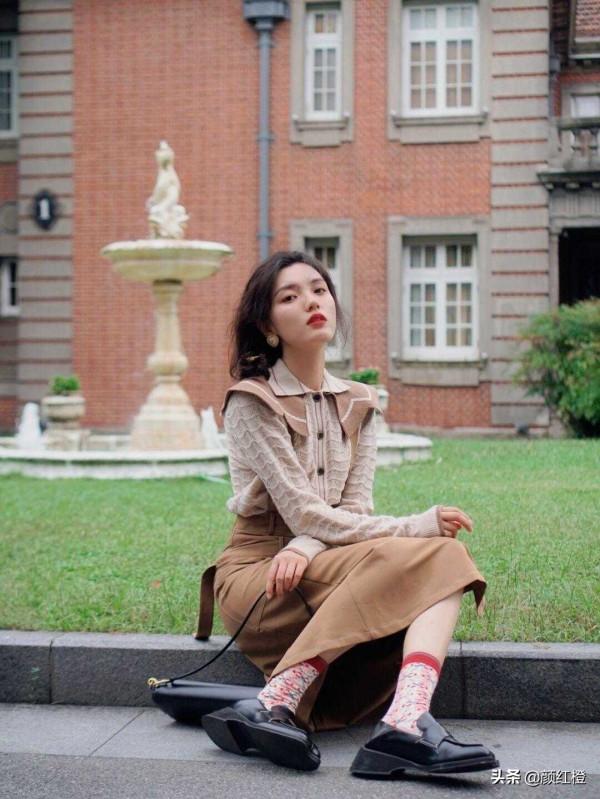 冬天不想露腳踝可以選擇高筒襪，學會這些選款小技巧，保暖又時髦