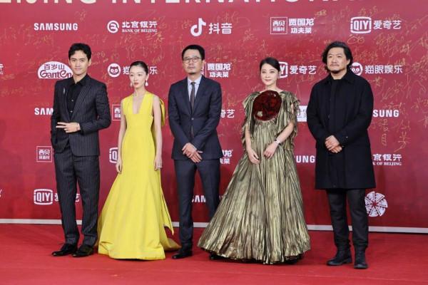 29歲周冬雨紅毯造型好耀眼，還搭配超大蝴蝶結，網友：好像又瘦了