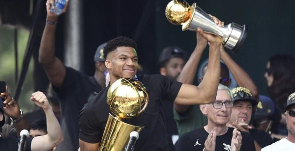 希臘總理接見安戴託昆波母親小弟獲公民身份