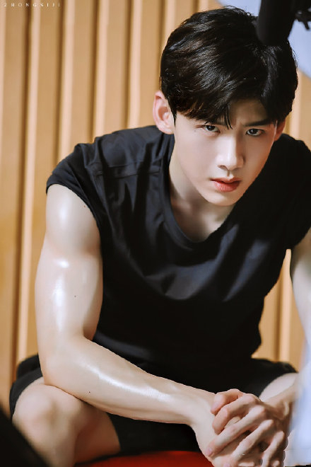 白敬亭《新川日常》再曝公主抱路透，粉絲：這波狗糧我能看100遍