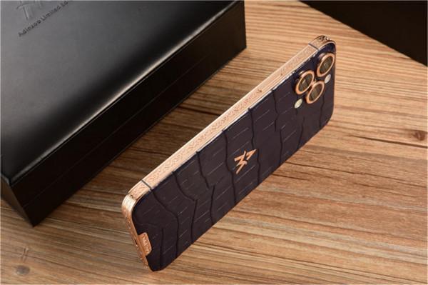 愛馬仕同款,皮革中的黃金:藍色鱷魚皮定製款iPhone 13 Pro 愛馬仕同款,皮革中的黃金:藍色鱷魚皮定製款iPhone 13 Pro