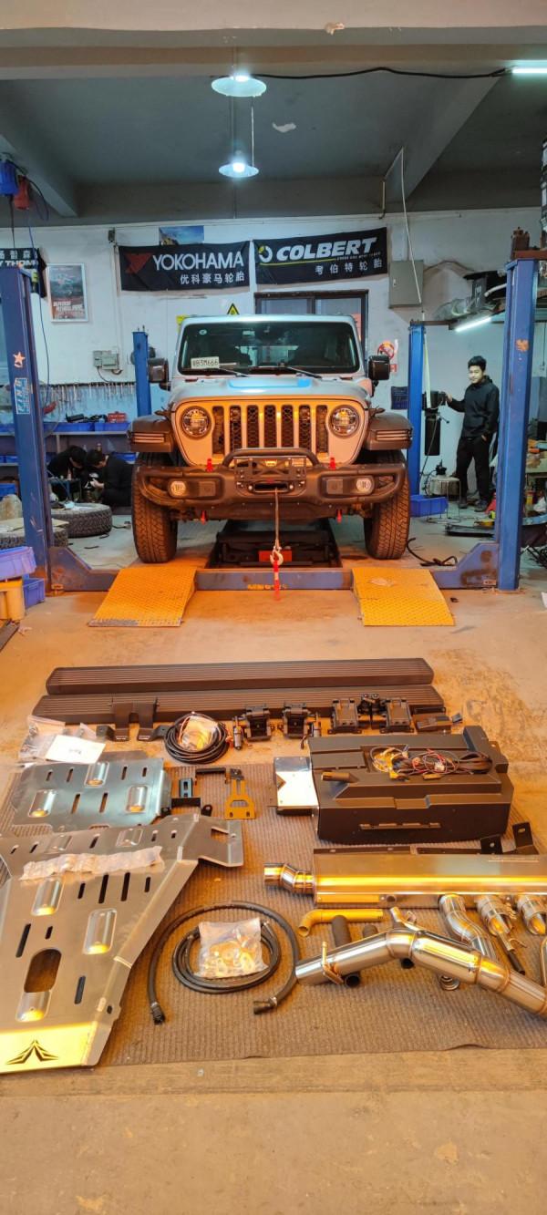 混動牧馬人4XE升級副油箱+電動踏板