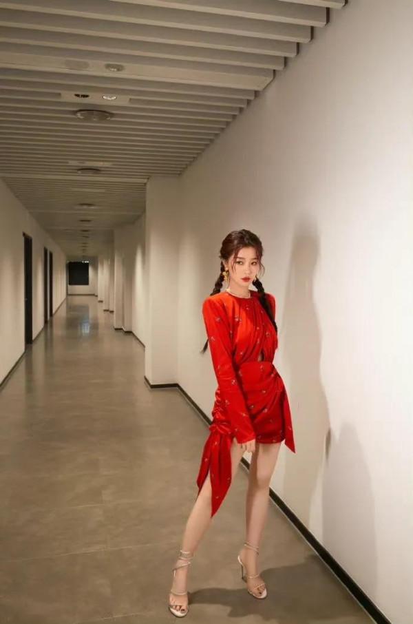 虞書欣穿碎花裙，又颯又甜