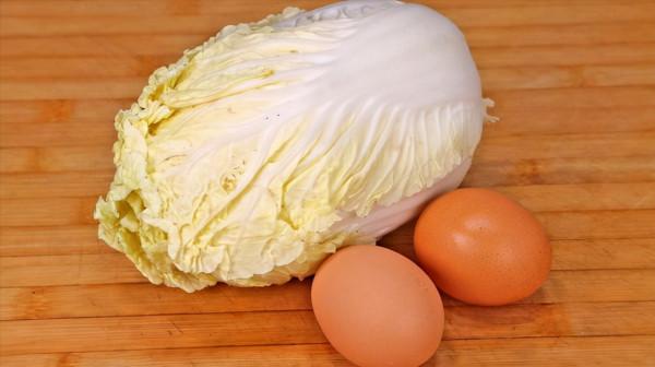 白菜里加2個雞蛋，不炒不燉，簡單一做，比吃肉還香，出鍋就搶光