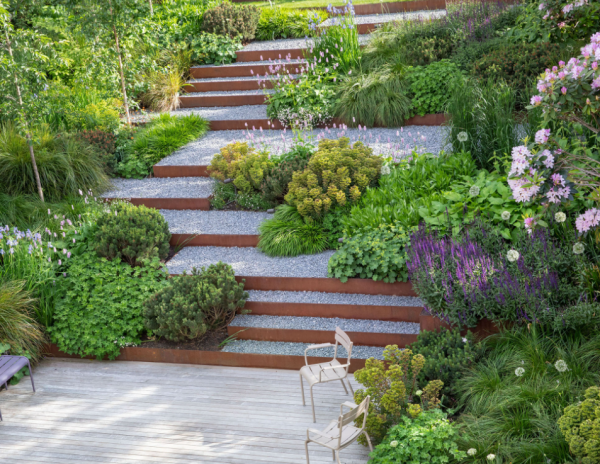 庭院做成階梯式，不用打水泥，廢舊金屬框填滿石礫，一層又一層
