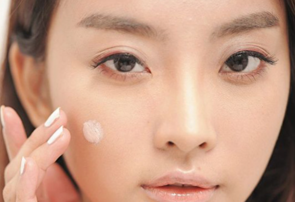 底妝總是卡粉?除了選對粉底以外,再做好這些,才能讓妝容更服帖 底妝總是卡粉?除了選對粉底以外,再做好這些,才能讓妝容更服帖