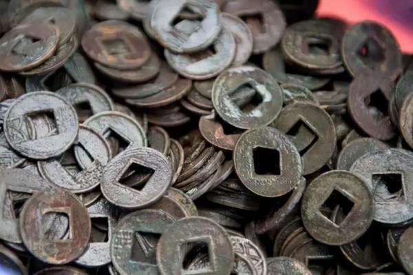 水滸中楊志丟了10萬貫生辰綱，換算成現在的貨幣，相當於多少錢？