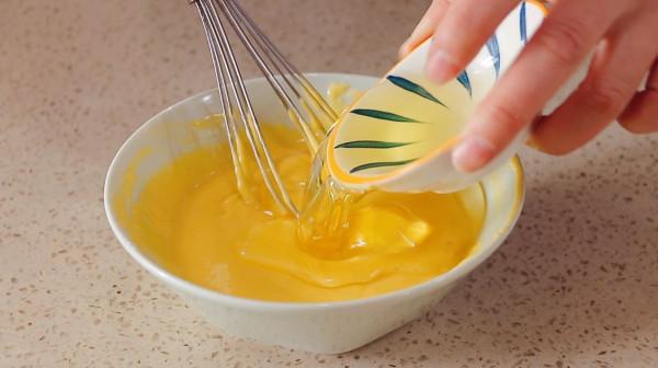 做蛋糕,別隻會用烤箱,家裡有電飯鍋就能做,不會糊鍋也不粘底 做蛋糕,別隻會用烤箱,家裡有電飯鍋就能做,不會糊鍋也不粘底