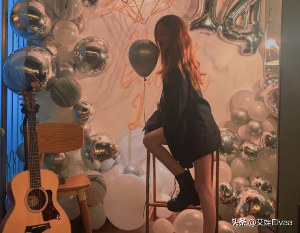 李嫣現身閨蜜聚會,穿熱褲蹺著腿喝咖啡,拎5位數包比王菲還闊綽 李嫣現身閨蜜聚會,穿熱褲蹺著腿喝咖啡,拎5位數包比王菲還闊綽