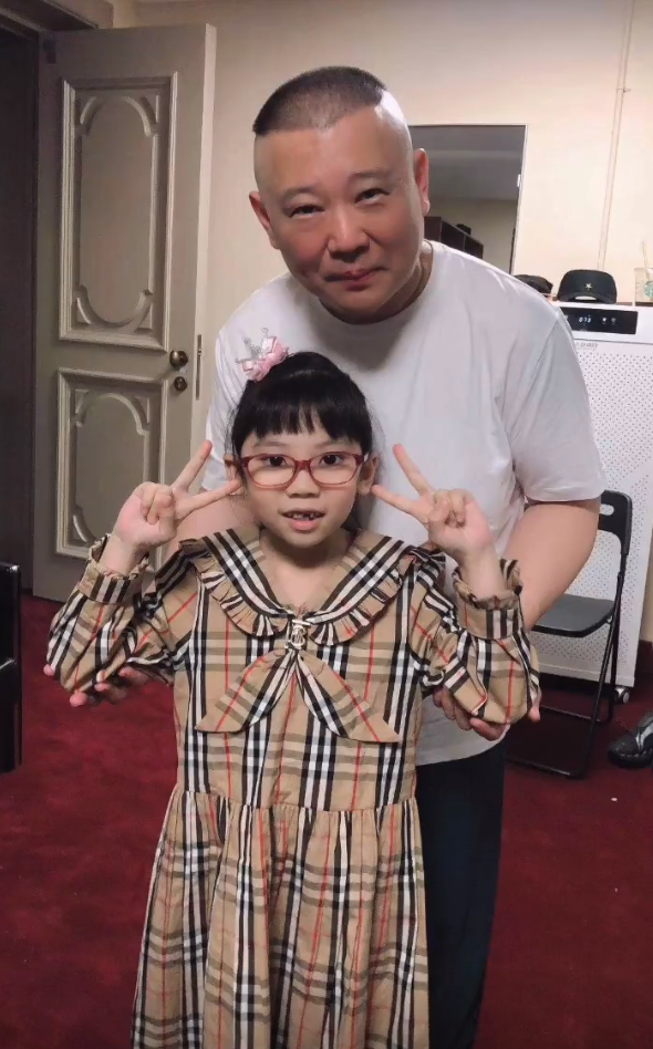 德雲社又有喜事了！郭德綱一家三口罕見同框，親朋好友都來捧場