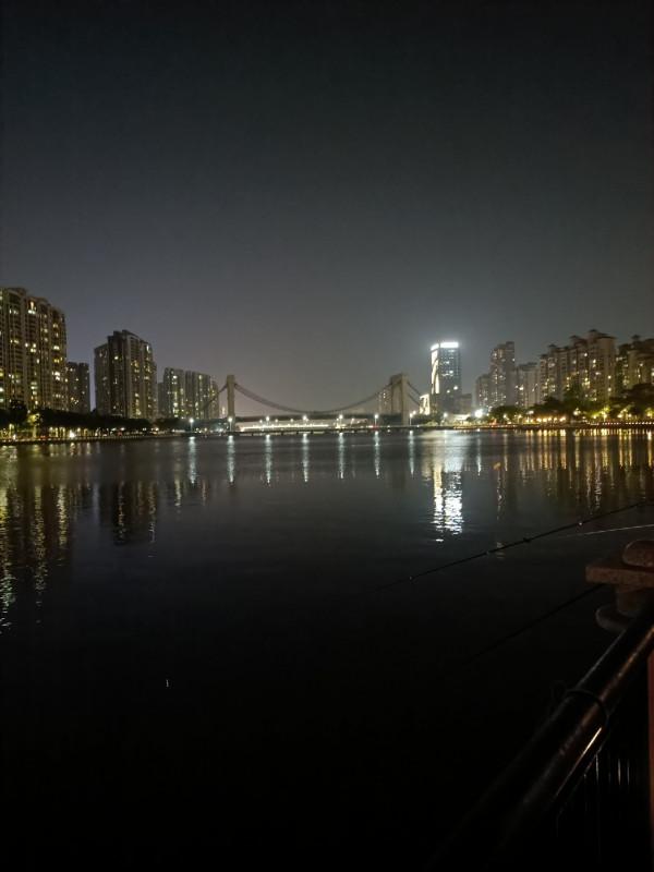 野釣河邊喜獲麥鯪，無人機組合圖案勝比煙火