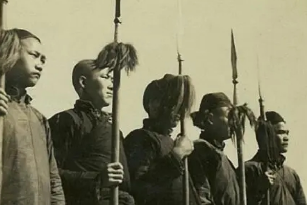 老驥伏櫪，七十一歲高齡與日本軍隊白刃戰！日本軍方尊稱鐵人