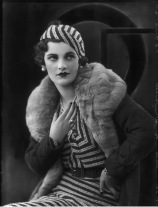 英國醜聞女王，穿搭時尚無比，除了貴賓犬隻有珍珠項鍊陪她到最後