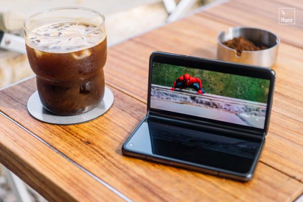 一塊螢幕能解決的問題，為什麼要用兩塊？