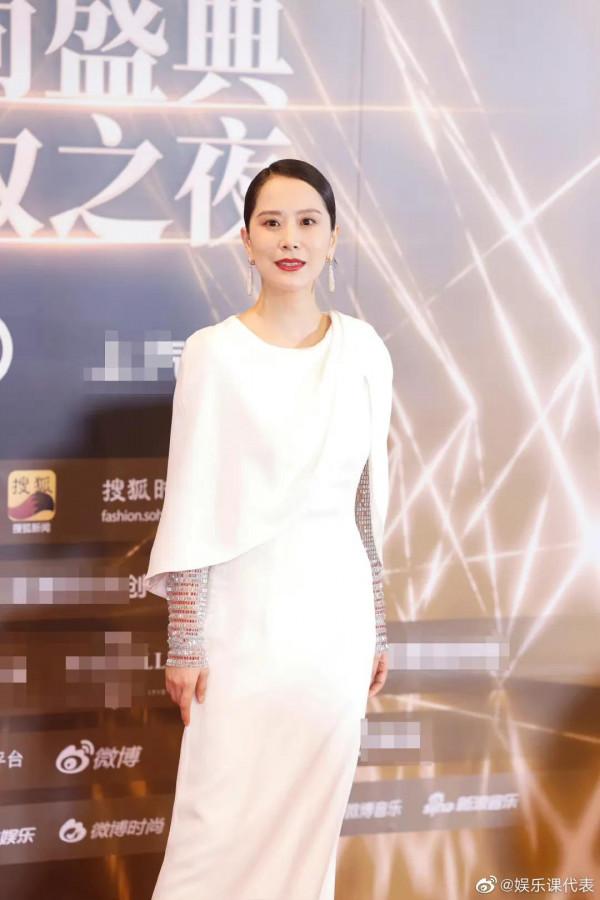 搜狐盛典，楊穎豔壓群芳，婁藝瀟唐裝吸睛，看不懂海陸的牛奶妝