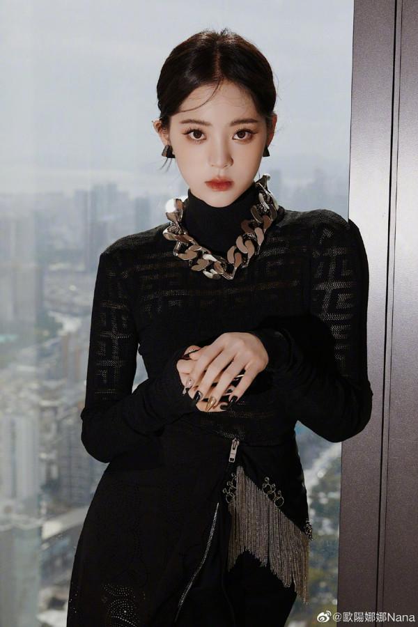 歐陽娜娜黑色鏤空look 展現成熟美感