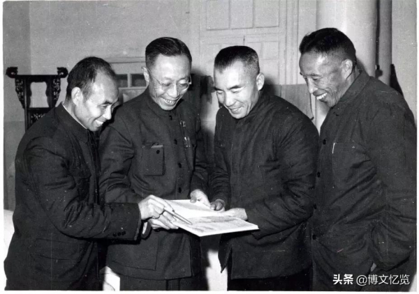 老照片：周恩來 陳毅 溥儀 杜聿明 宋希濂 範漢傑 王耀武 廖耀湘合影