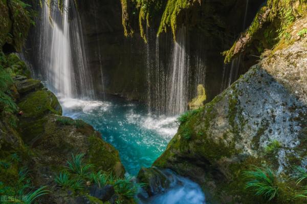 山川河流,小溪流水潺潺,風景宜人 山川河流,小溪流水潺潺,風景宜人