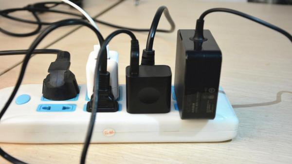 實用的“萬能插座”，為何被國家禁止使用？看看它的危害就明白了